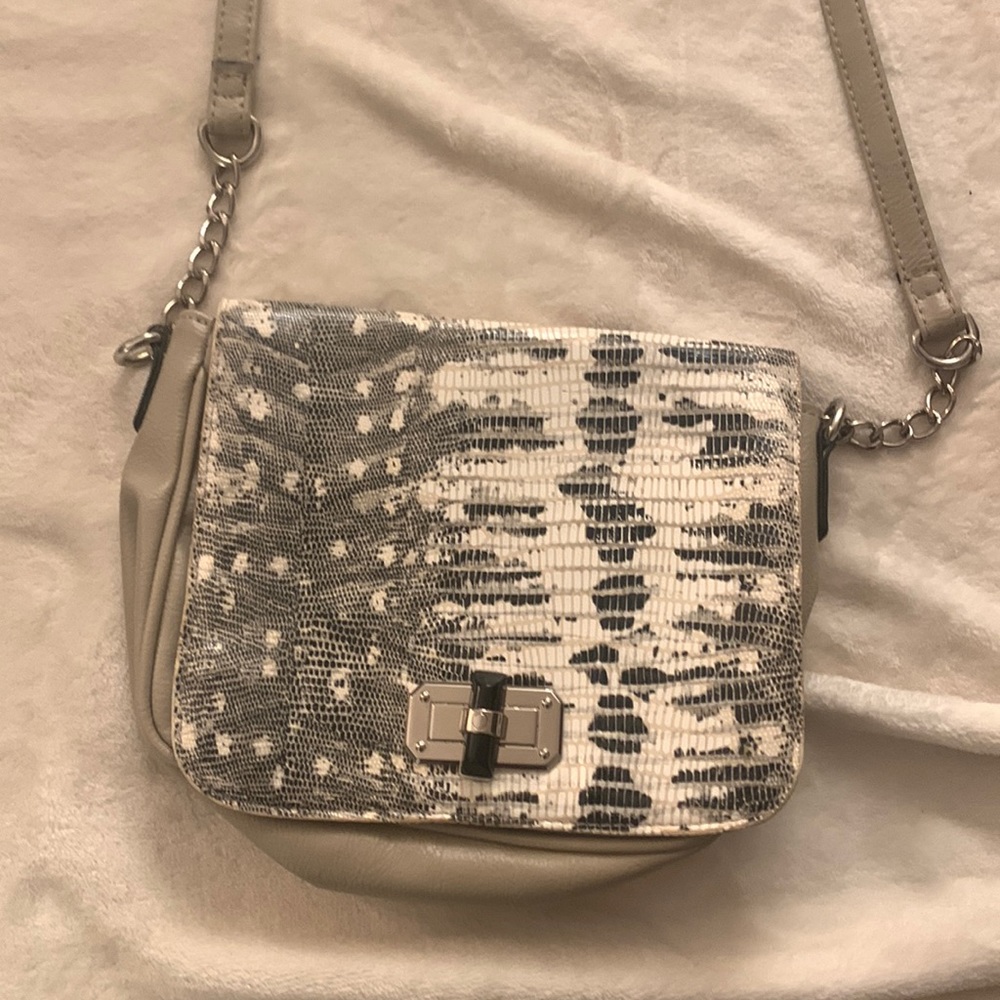 Cute cross body bag light grey with black and white and grey in front